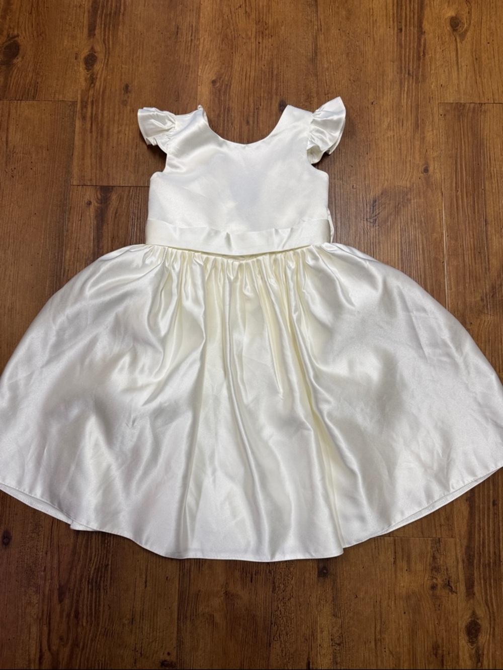 Ivory Satin Girls dress

Party
Flower girl
Communion
